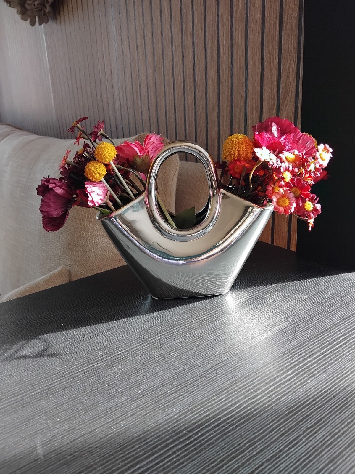 Zilverkleurig tasvaasje met herfst kunstbloemen, Huis en Inrichting, Ophalen, Inclusief decoratie, Zo goed als nieuw, Metaal