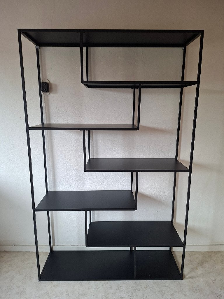Zwarte metalen vakken/boekenkast, Ophalen, Met plank(en), 100 tot 150 cm, Zo goed als nieuw