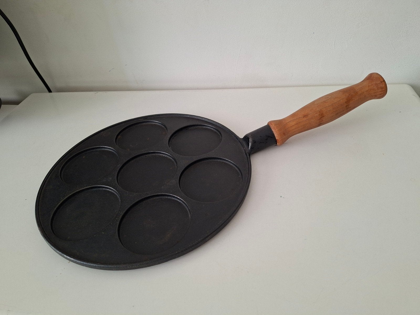Vintage Ronneby Sweden gietijzeren pannenkoek poffertjespan, Huis en Inrichting, Keuken | Potten en Pannen, Overige materialen