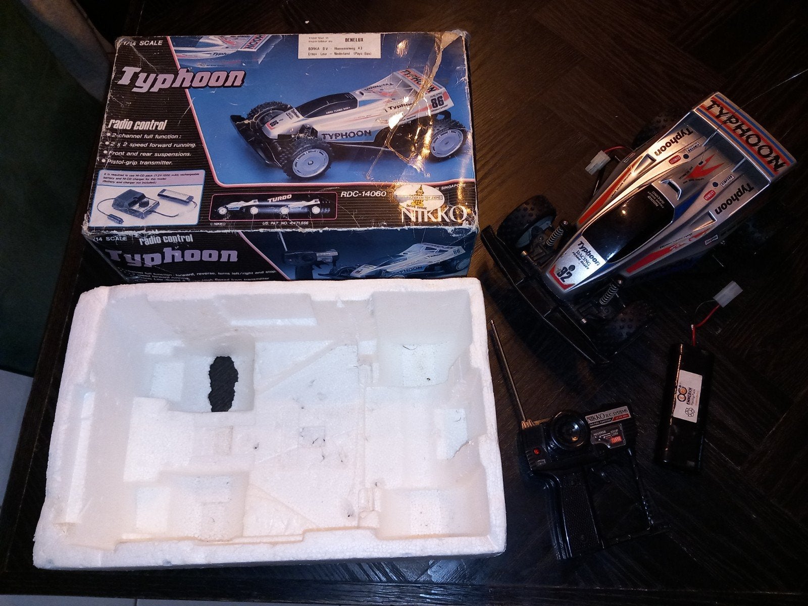 Nikko Typhoon RC Vintage Offroad Buggy met Afstandsbed, Hobby en Vrije tijd, Modelbouw | Radiografisch | Auto's, Elektro, Gebruikt