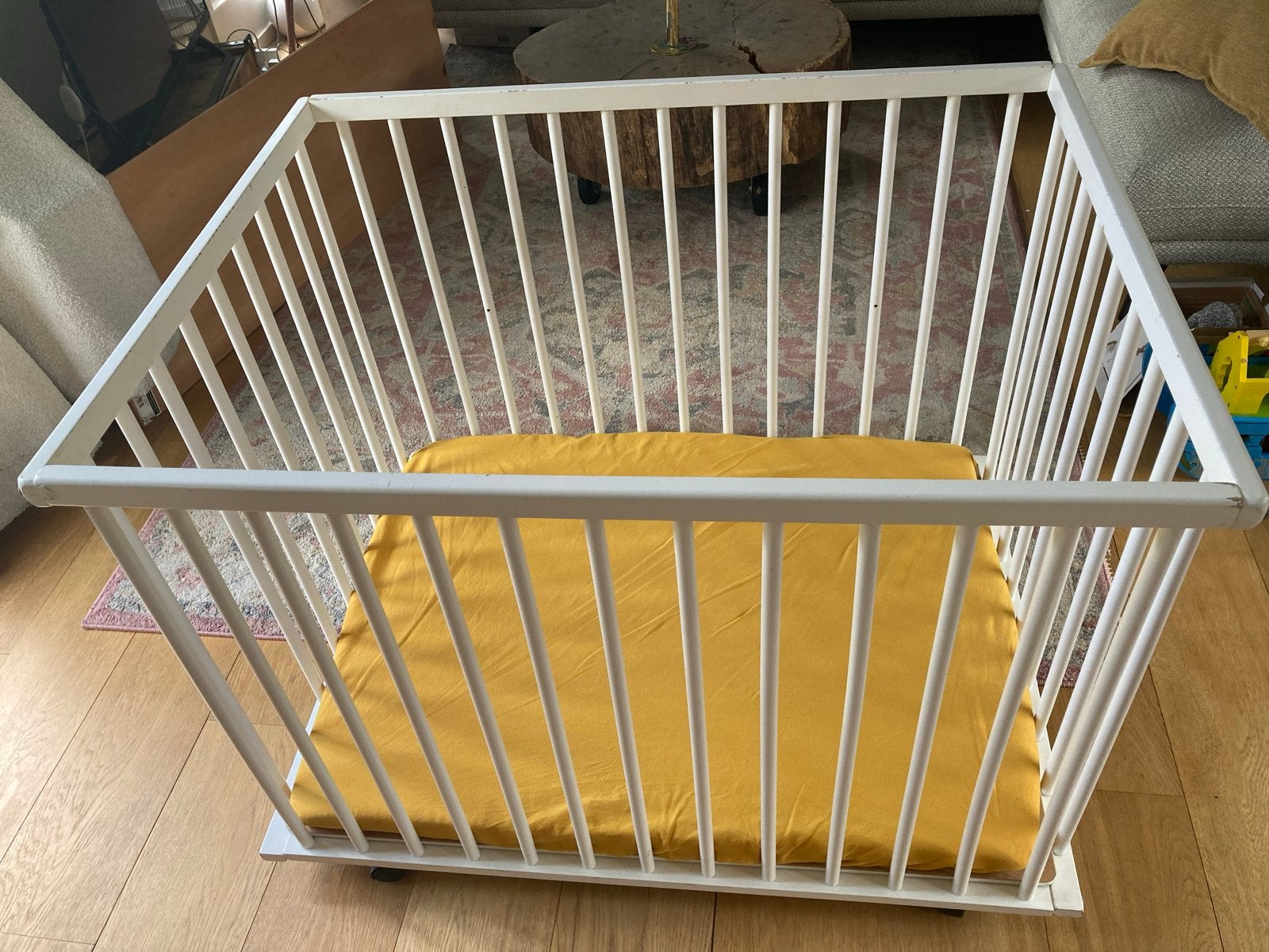 Witte babybox op wieltjes met matras, Kinderen en Baby's, Ophalen, Gebruikt, Rechthoekig, In hoogte verstelbaar