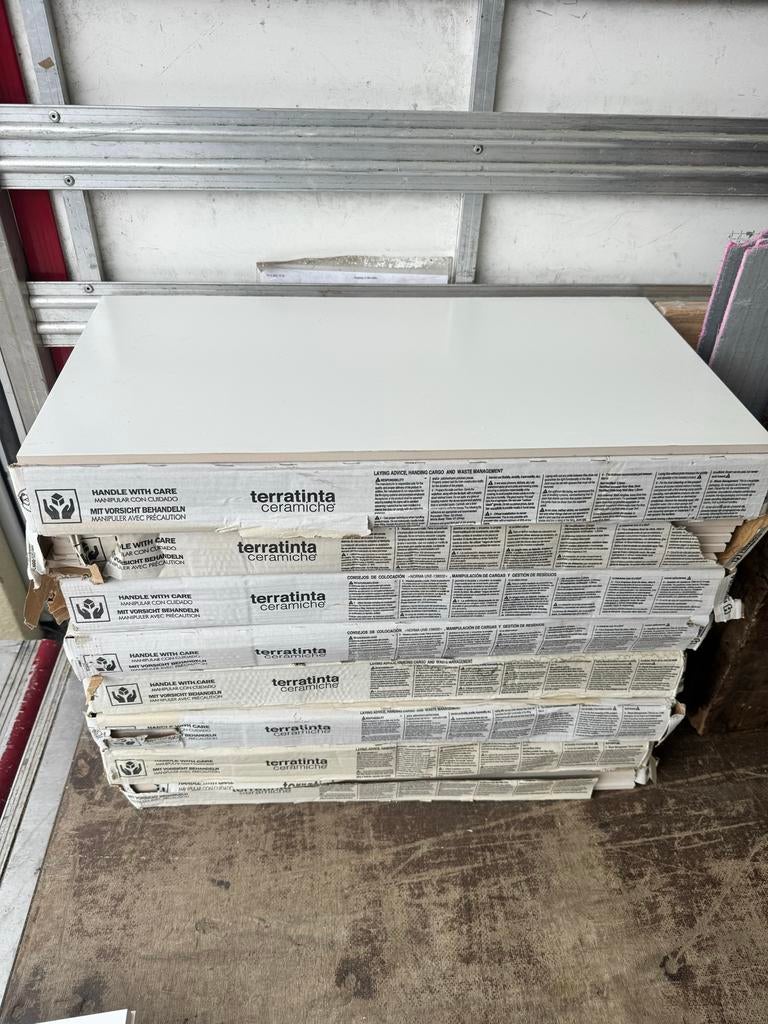 50 mat witte gerectificeerde tegels 60x30 (9m²), Doe-het-zelf en Verbouw, Sanitair, Ophalen of Verzenden, Nieuw, Steen, Toilet