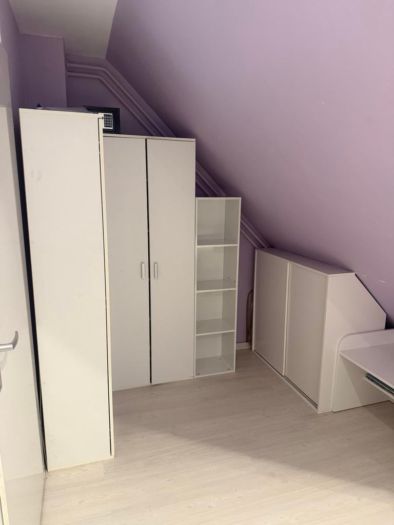 Twee kledingkasten te koop