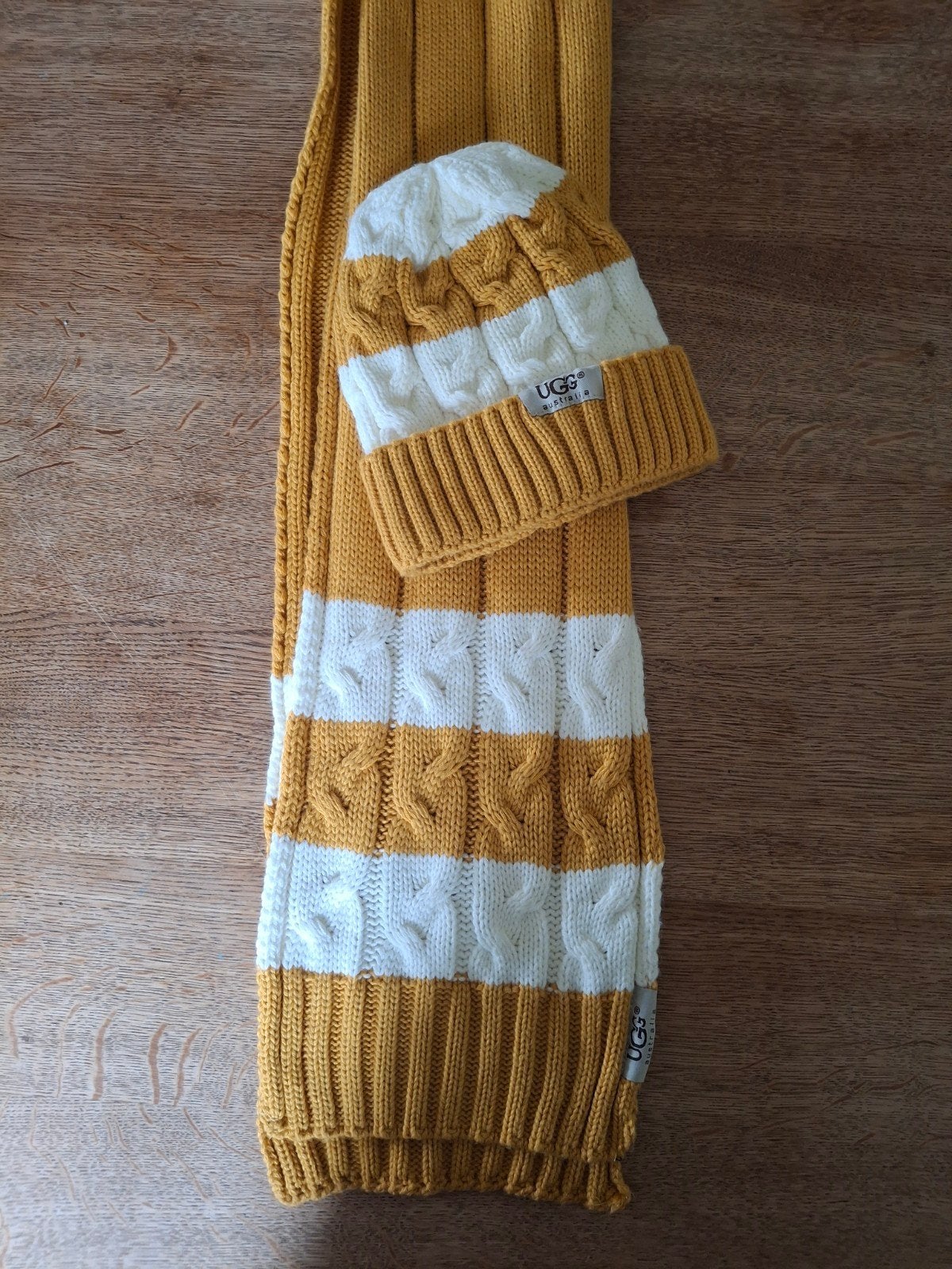Uggs sjaal en muts set voor kind - Nieuw, Setje, Jongen of Meisje, Nieuw, Ophalen of Verzenden