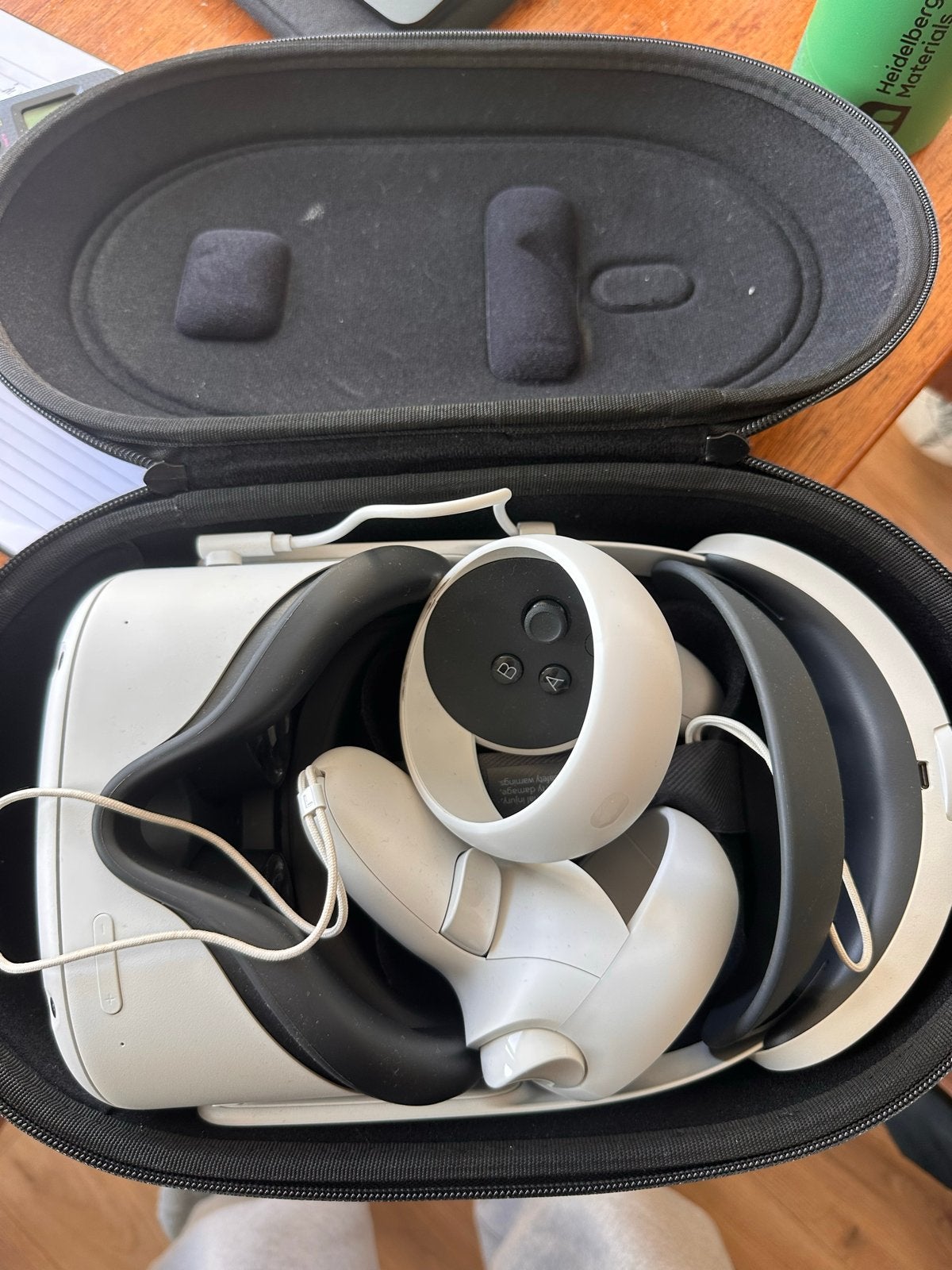 Oculus Quest 2 VR-headset met controllers en Syntech case, Ophalen, Zo goed als nieuw, VR-bril, Overige platformen