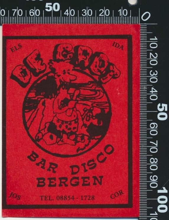 Sticker: Bar Disco De Grot - Bergen (Rood - 1), Ophalen of Verzenden, Zo goed als nieuw, Bedrijf of Vereniging