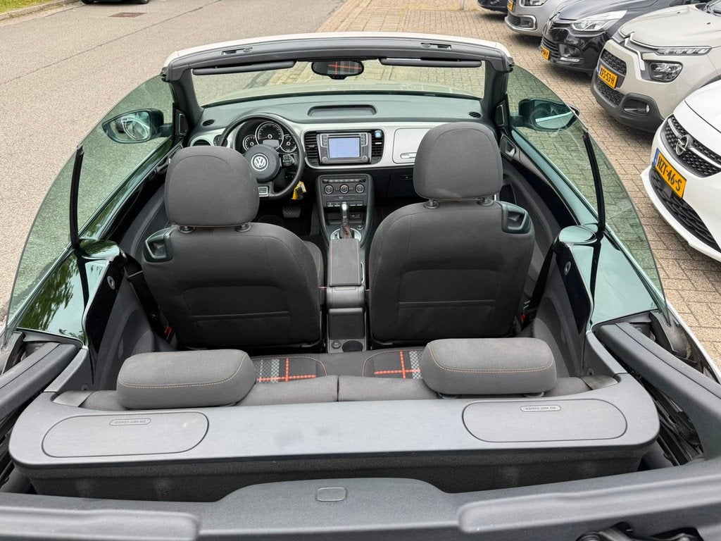 Volkswagen Beetle Cabriolet 1.4 TSI Sport BlueMotion Automaa, Auto's, Gebruikt, 4 stoelen, Beige, Grijs