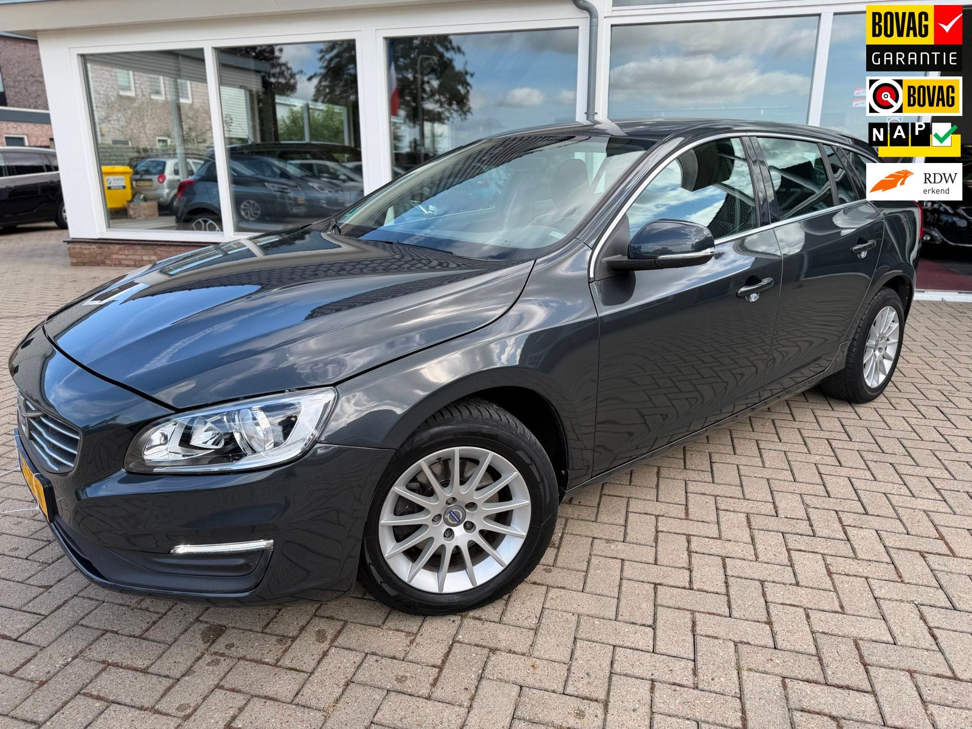 Volvo V60 1.6 T3 Momentum/ Leder/ Navi/ trekhaak/ Cruise/ Ai, Auto's, Voorwielaandrijving, Gebruikt, Zwart, 4 cilinders