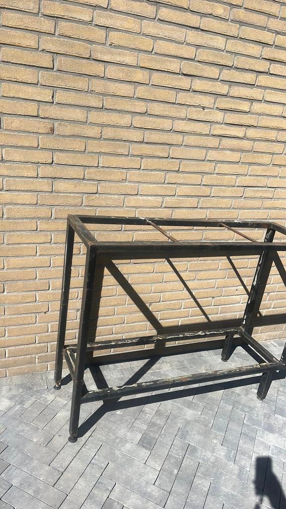 Metalen onderstel zwart met stelpootjes, Ophalen, Zo goed als nieuw