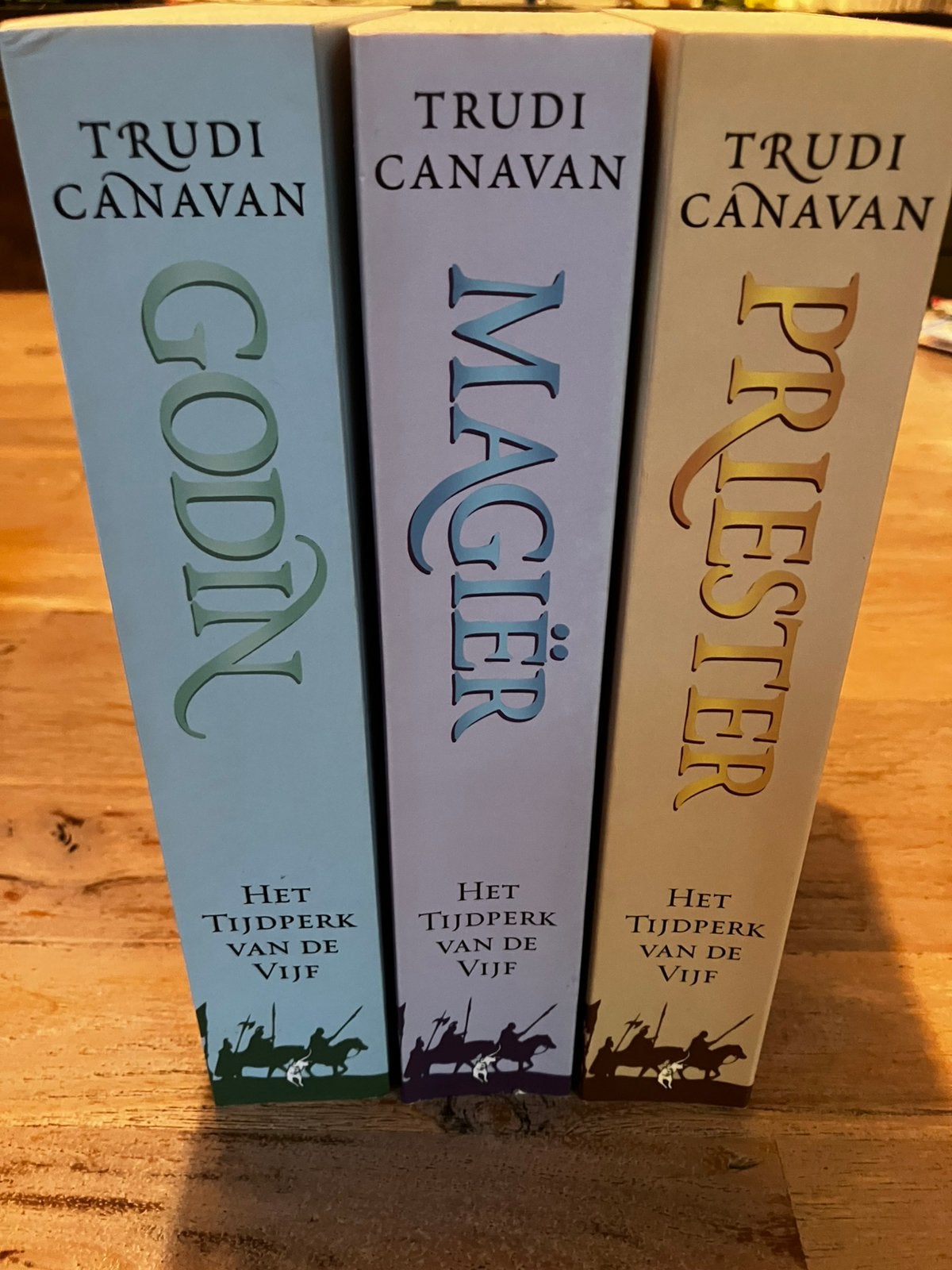 Trudy Canavan tijdperk van de 5 trilogie, Ophalen of Verzenden, Zo goed als nieuw