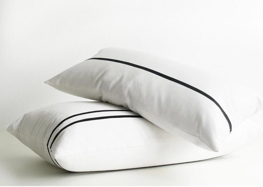 ML Fabrics kussens wit zwarte streep, Huis en Inrichting, Woonaccessoires | Kussens, Ophalen of Verzenden, Zo goed als nieuw, Wit