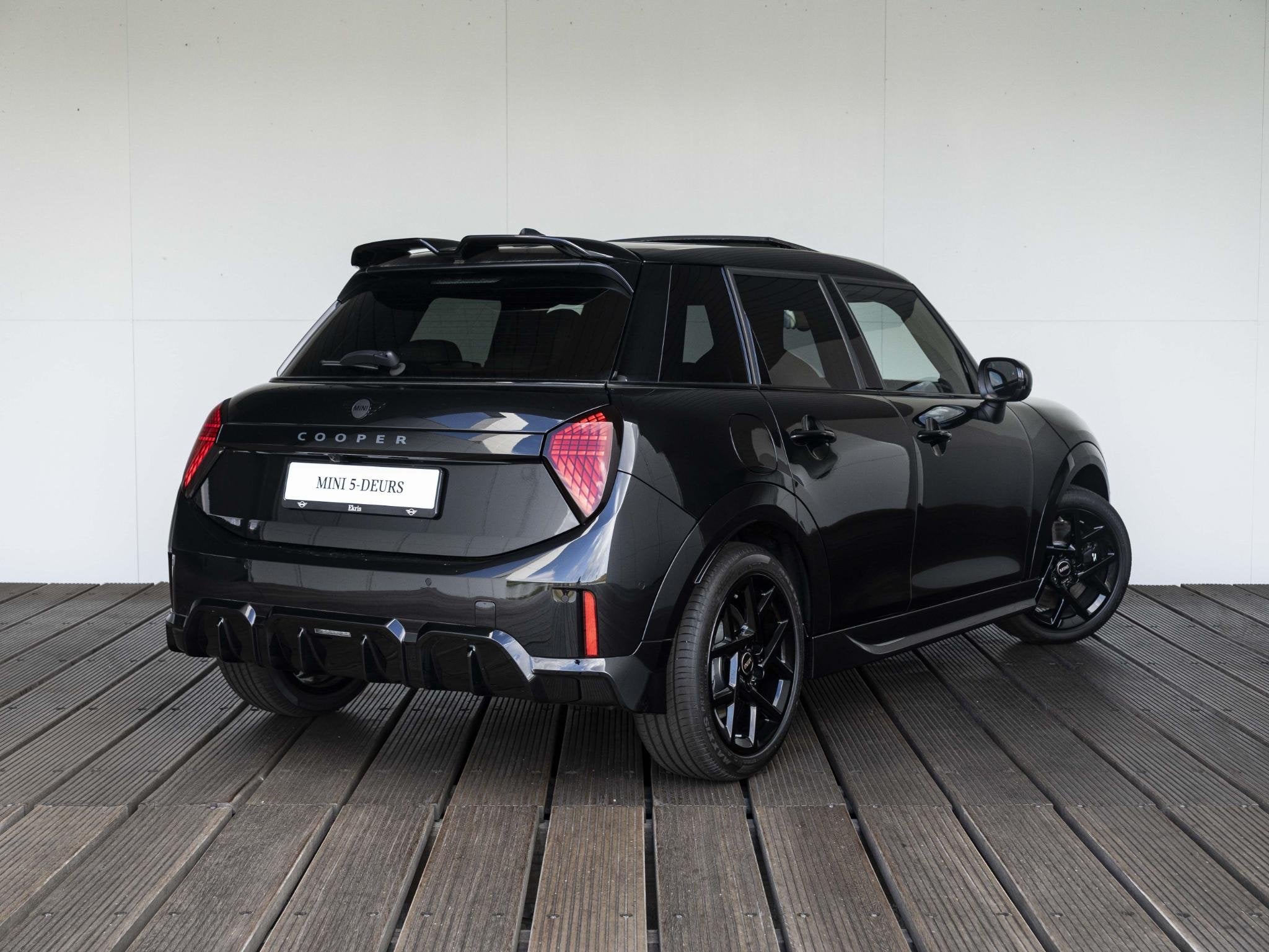 MINI 5-Deurs Cooper C John Cooper Works | Pakket M, Stuurwielverwarming, 156 pk, Leder en Stof, Zwart