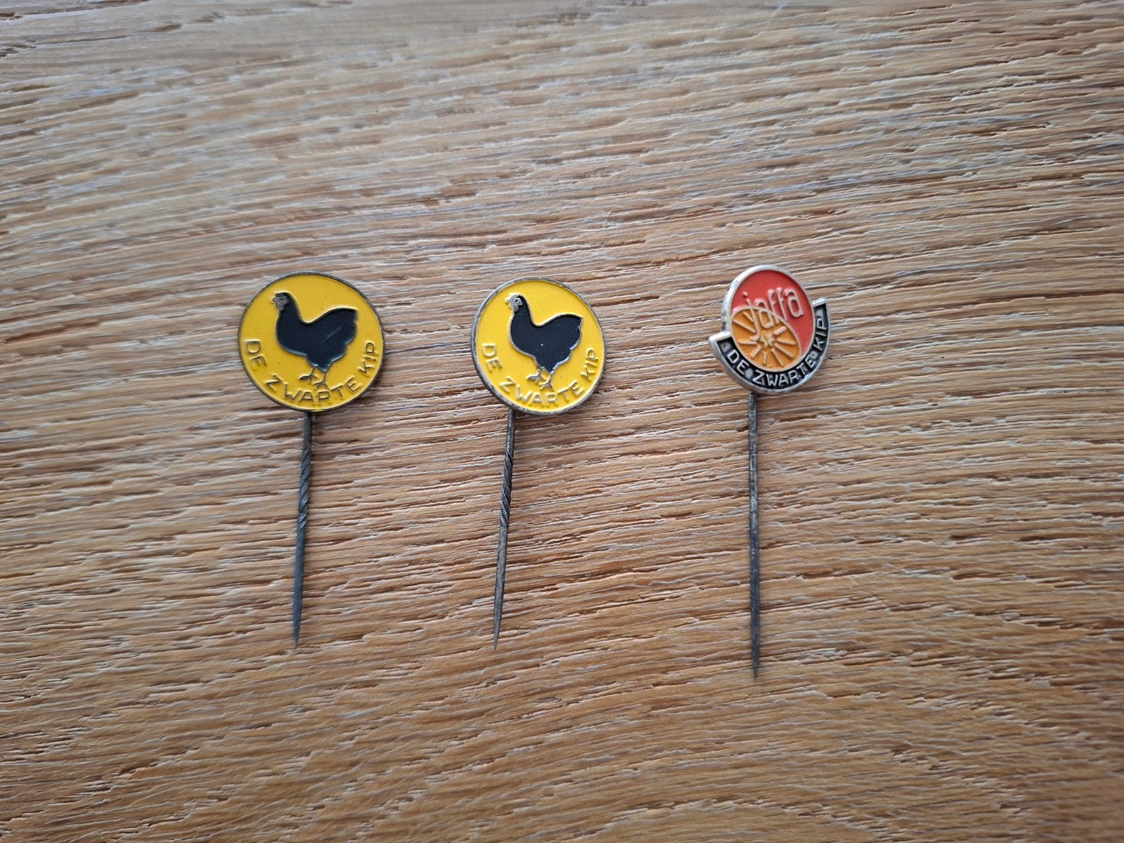 Vintage speldjes pins prikkers De zwarte kip, Verzamelen, Ophalen of Verzenden