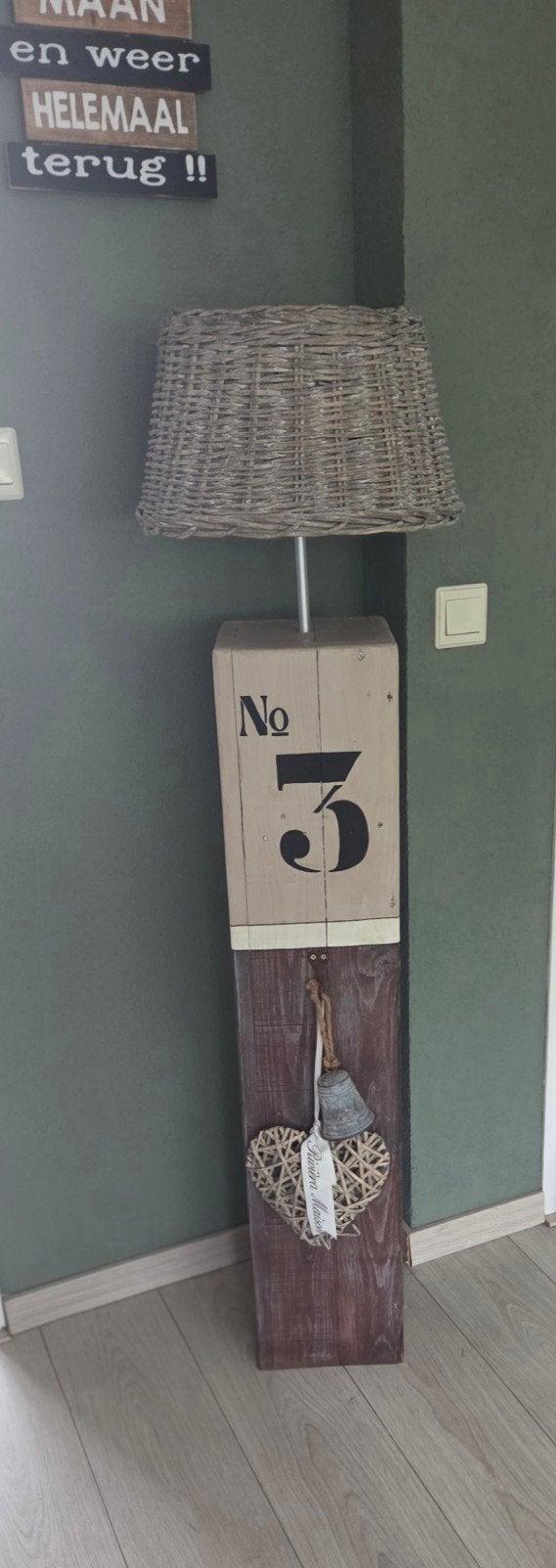 houten staande lamp met rotan kap en nummer 3 decoratie, Huis en Inrichting, Ophalen, Gebruikt, Landelijk, Brocante, Industrieel
