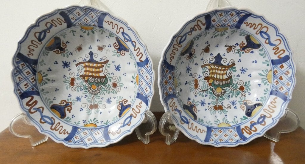 2x polychroom geschilderde diepe wandbordjes [1579], Ophalen of Verzenden