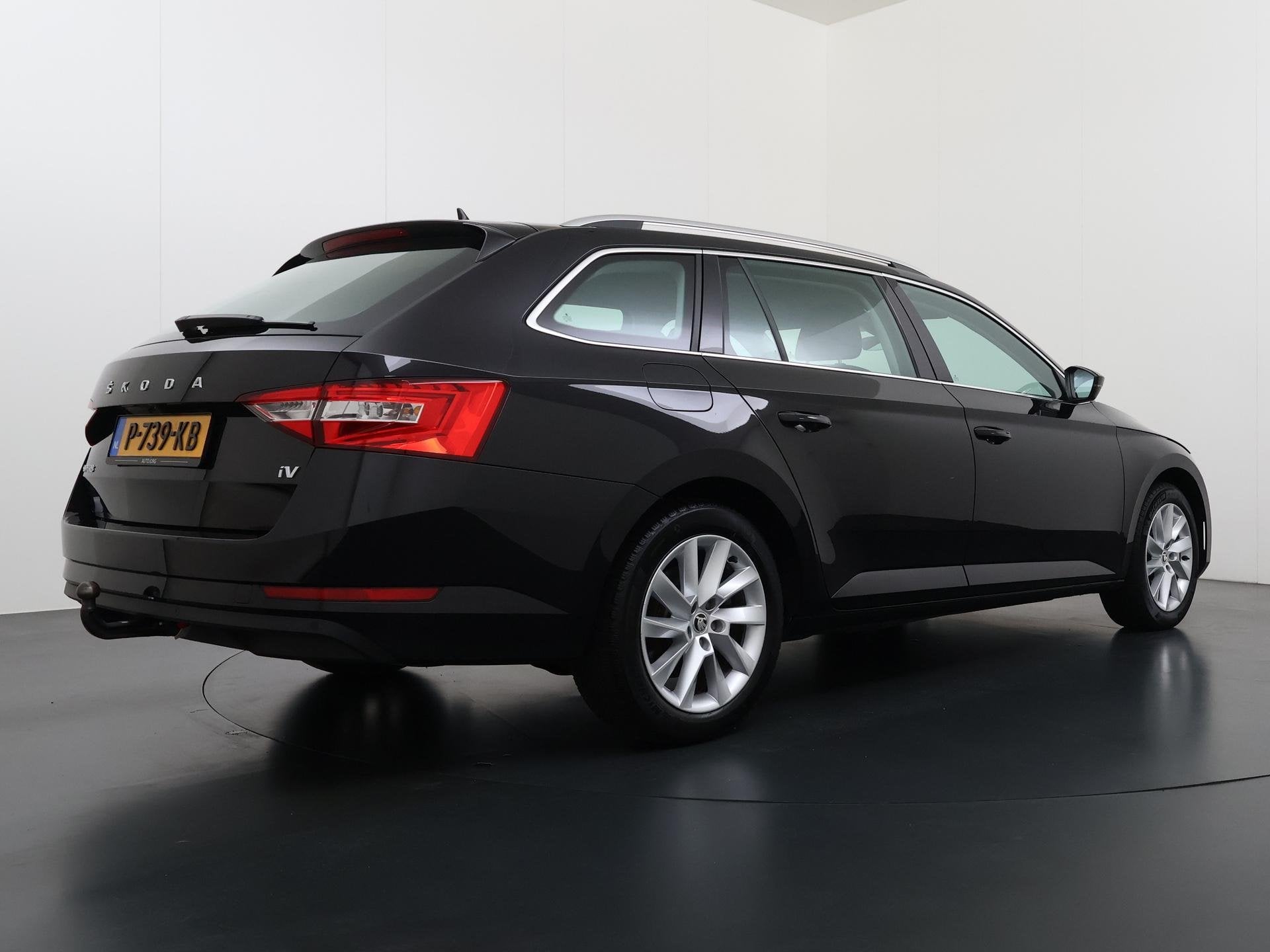 Skoda Superb Combi 1.4 TSI iV Business Edition Plus PHEV | T, Auto's, Skoda, Stof, Gebruikt, 4 cilinders, Zwart