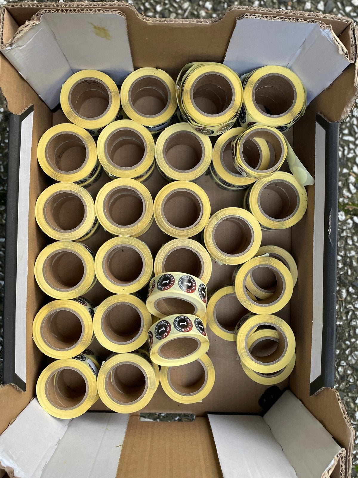 15.000 STUKS RONDE STICKERS VAN ‘MUSICAL 40-45, NIEUW OP ROL, Hobby en Vrije tijd, Ophalen, Nieuw, Sticker