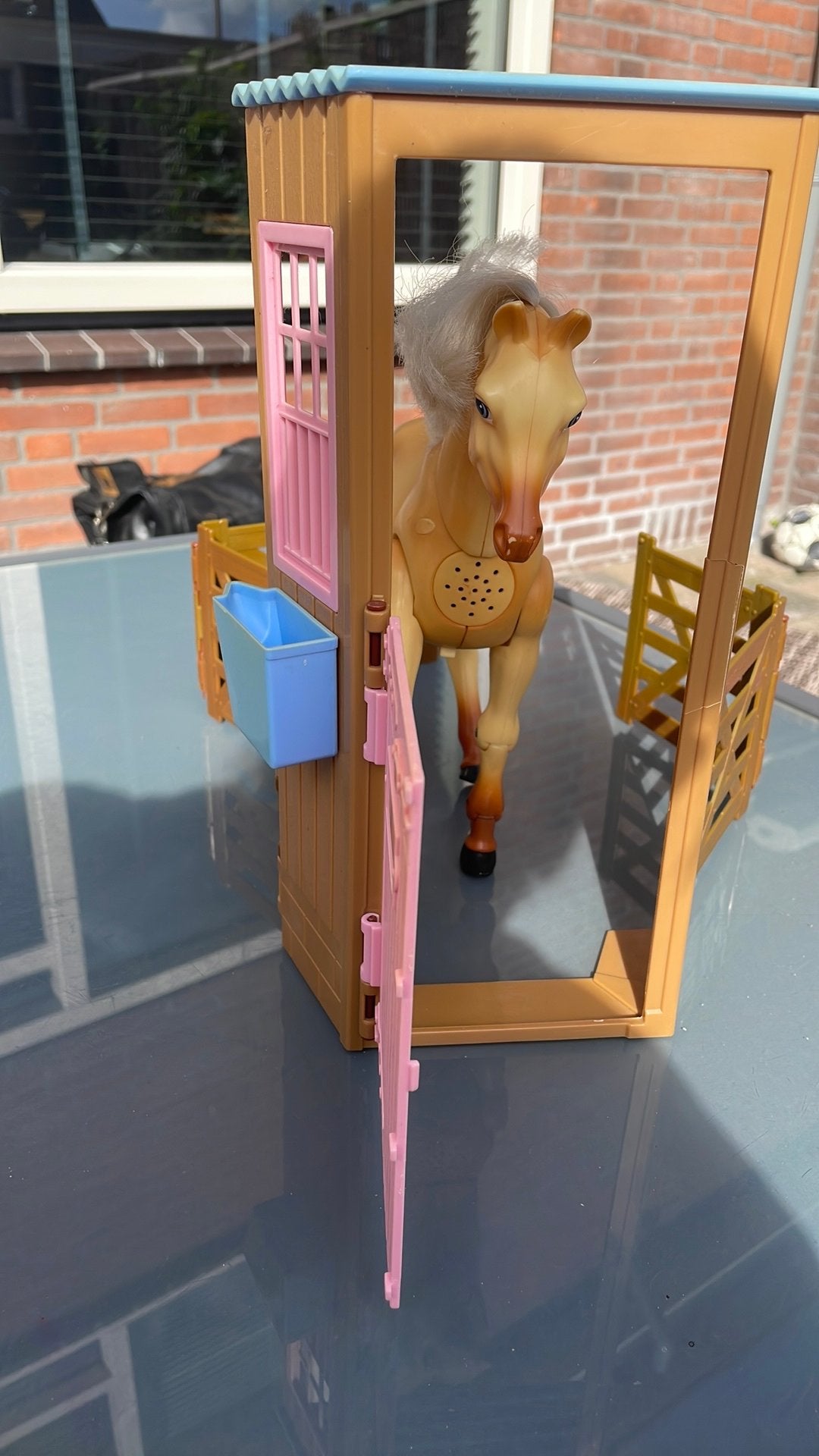 Barbie paarden stal, Ophalen