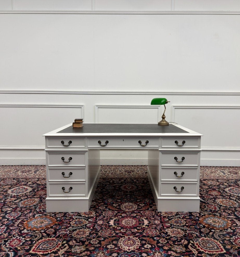 Foto 4 van Klassiek Engelse Witte Chesterfield Bureau Partnerdesk