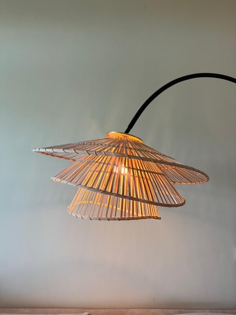 Prachtige rieten booglamp - Stijlvolle vloerlamp, Ophalen, Zo goed als nieuw, Overige materialen, 200 cm of meer