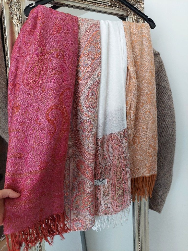Dames Pashmina sjaal dubbelzijdig , donkerroze beige crème, Verzenden, Zo goed als nieuw, Maat 46/48 (XL) of groter, Sjaal