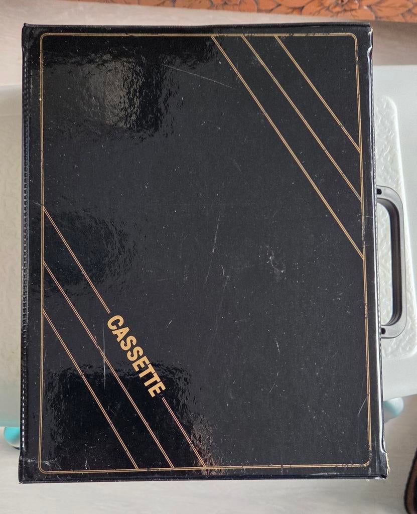 Cassette opbergkoffer - Zwart-goudkleurige accenten, lak, 17, Gebruikt, 2 t/m 25 bandjes, Overige genres, Ophalen of Verzenden