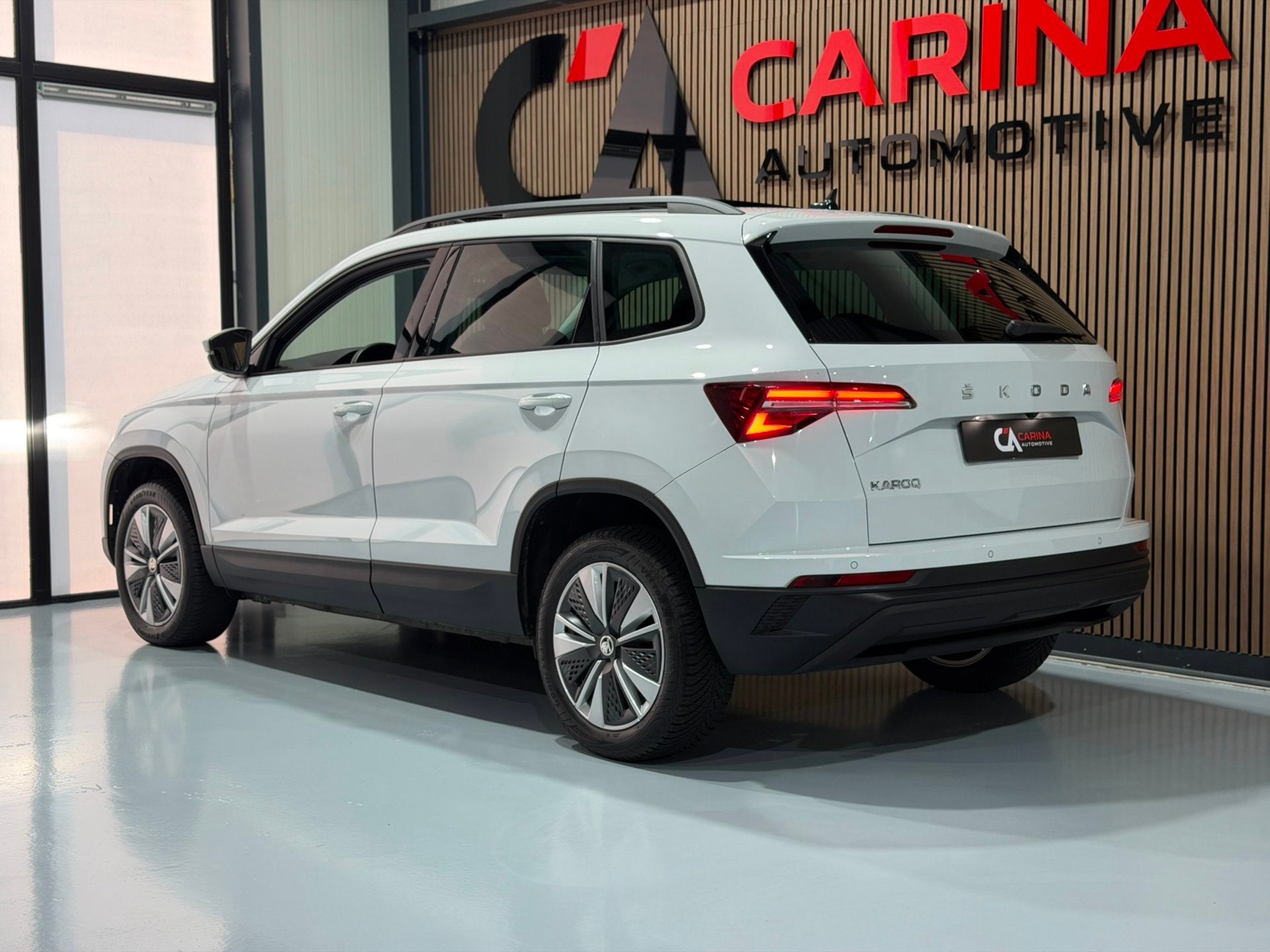 Skoda Karoq 1.0 TSI Business Edition / Panorama Dak / Digita, Auto's, Voorwielaandrijving, Gebruikt, Zwart, Wit