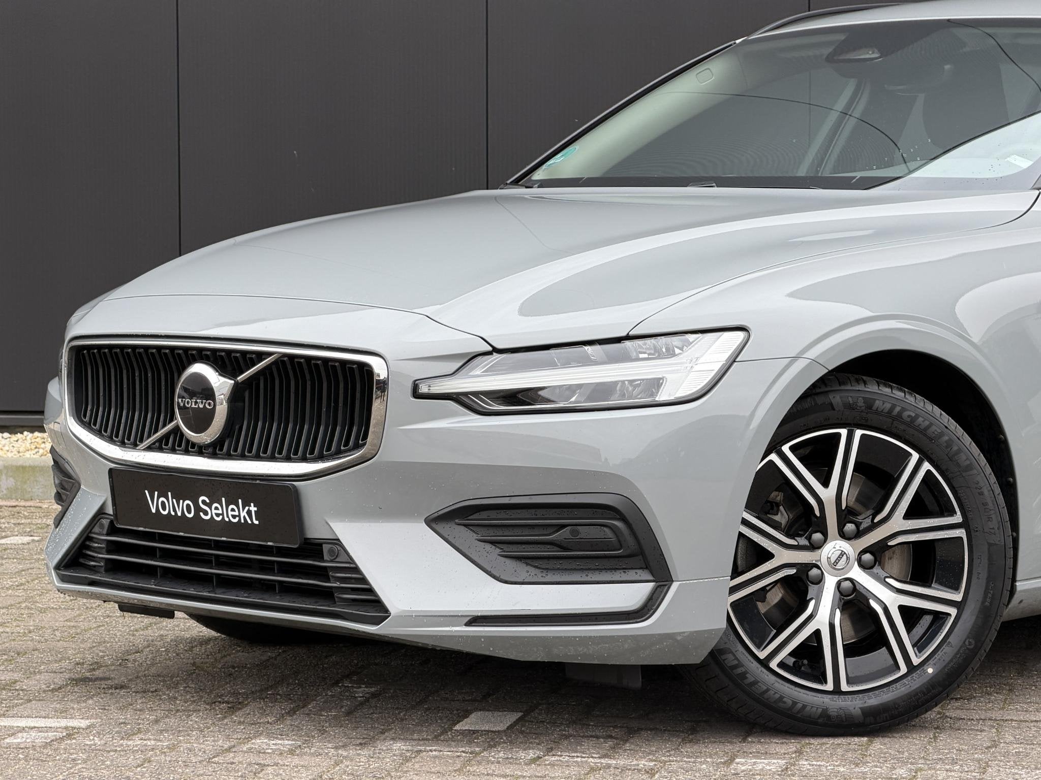 Volvo V60 2.0 B3 Essential Edition Elek. trekhaak / Driver A, Auto's, Stof, 4 cilinders, 163 pk, Origineel Nederlands