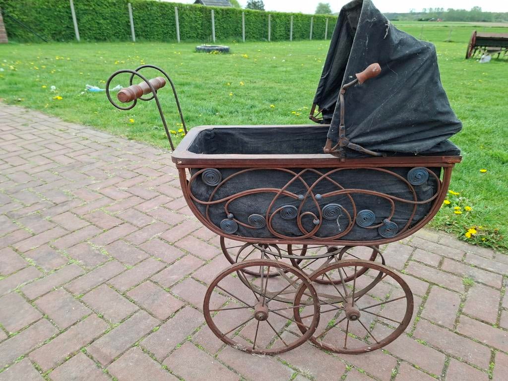 Antiek poppenwagentje, Ophalen