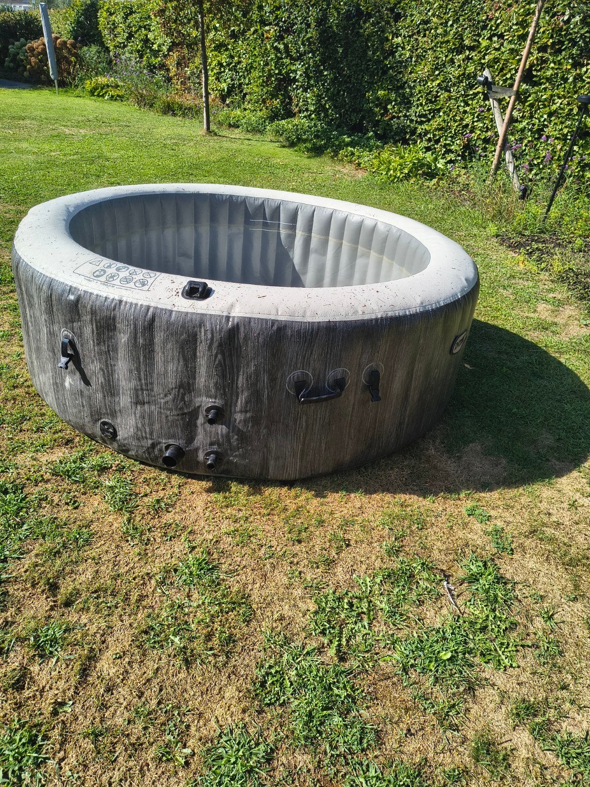 Opblaasbare Jacuzzi met pomp en accessoires, Tuin en Terras, Bubbelbaden en Hottubs, Ophalen, Gebruikt, Opblaasbaar, Inbouw