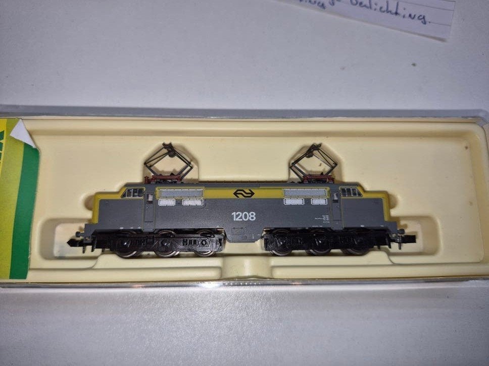 NS 1208 van minitrix 12826 nieuwstaat
geen beschadigingen of, Trix, Ophalen of Verzenden, Gelijkstroom, Locomotief