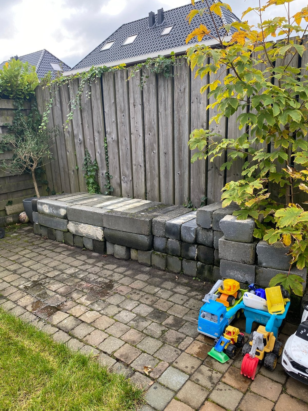 Gratis - Gebruikte betonnen klinkers voor terras of oprit, Ophalen, Gebruikt, Klinkers, 10 m² of meer