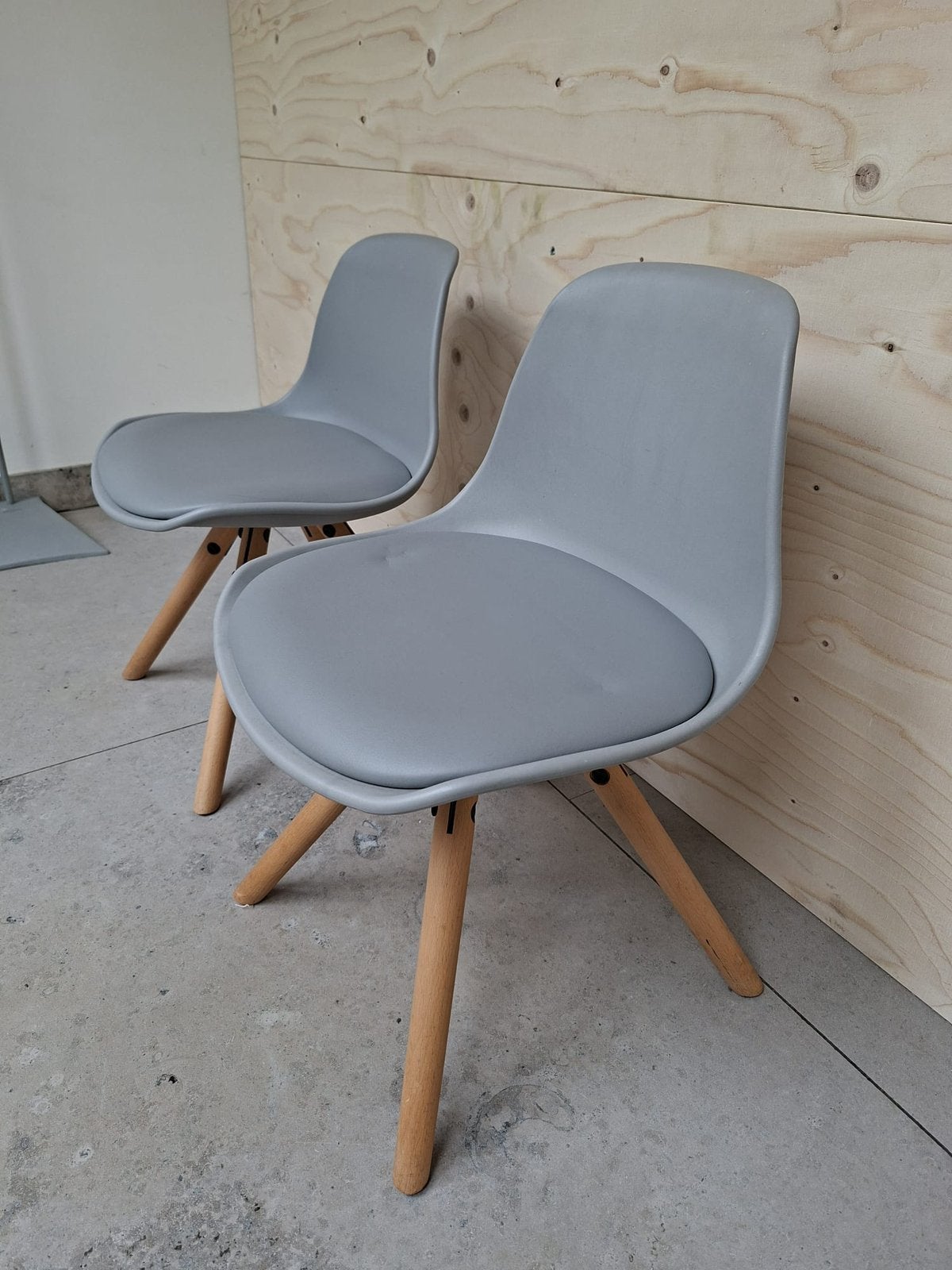 Twee kleine leuke stoeltjes voor kinderen tot 8 jaar, Twee, Zo goed als nieuw, Grijs, Ophalen