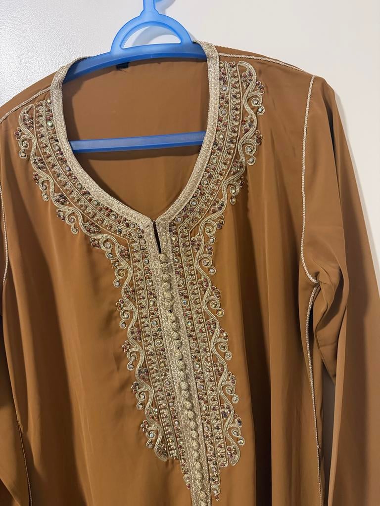 Elegante bruine kaftan met gouden borduursels, Ophalen of Verzenden, Zo goed als nieuw