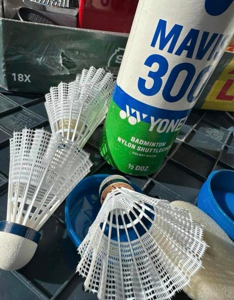 Koker met vier nieuwe Schuttels van Yonex topKwaliteit, Ophalen of Verzenden, Nieuw, Overige typen