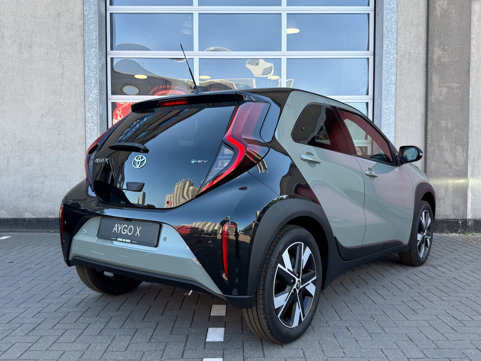 Toyota Aygo X Hybrid 115 pulse|Easy Pack|Tarragon (6X3) bi-t, 12 maanden, Stof, Zwart, 4 stoelen