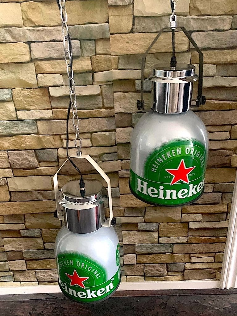 Te koop mancave 2 prachtige Heineken hanglampen., Kunststof, Cafe mancave, Zo goed als nieuw, E27 (groot)
