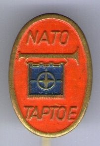 NATO Taptoe rood op koper speldje ( M_198), Verzenden, Nieuw, Stad of Land, Speldje of Pin