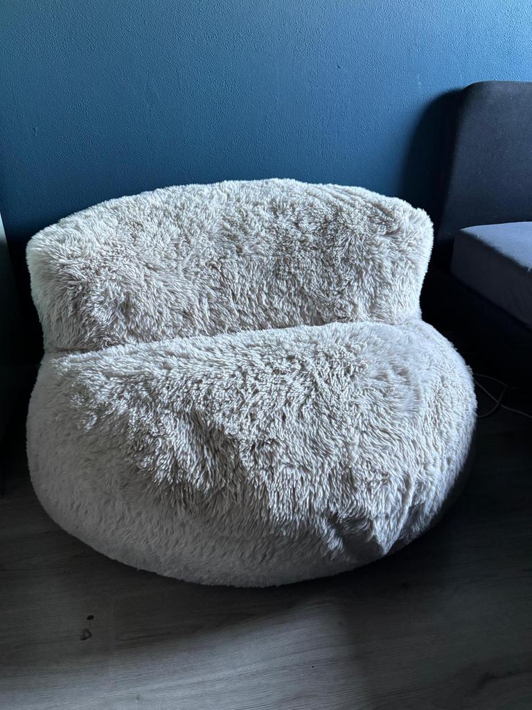 Beige ronde fluffy poef, Ophalen, Zo goed als nieuw, Beige