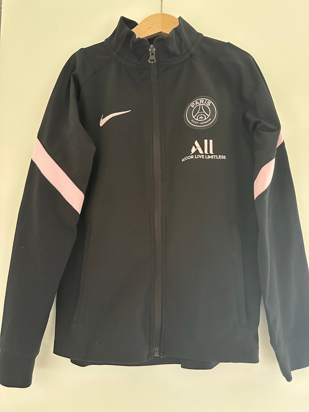 Nike PSG Trainingspak Zwart Roze Maat 128-137 CM, Ophalen of Verzenden, Zo goed als nieuw, Jongen of Meisje, Setje