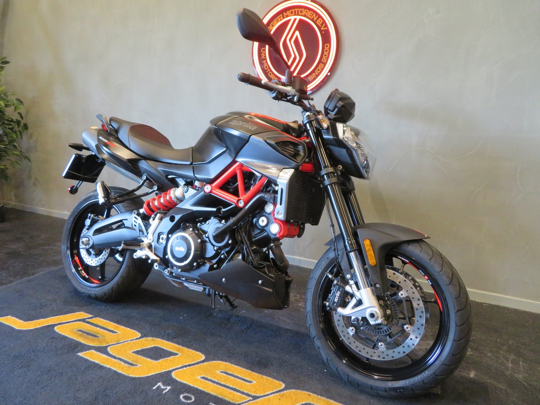 Aprilia SHIVER 900 35KW NIEUWSTAAT! (bj 2022), Motoren, 896 cc, Naked bike, Gebruikt, Bedrijf