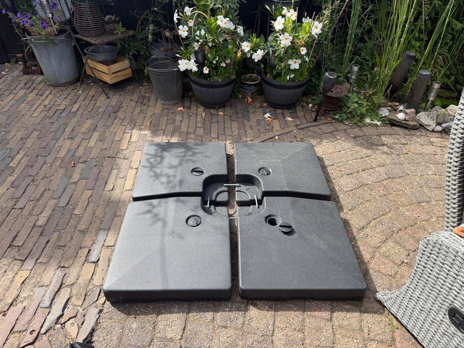 Parasolvoet tegels voor zweefparasol - 4 stuks nieuw 104 Kg, Ophalen, Gebruikt, 1 tot 2 meter, Parasolvoet