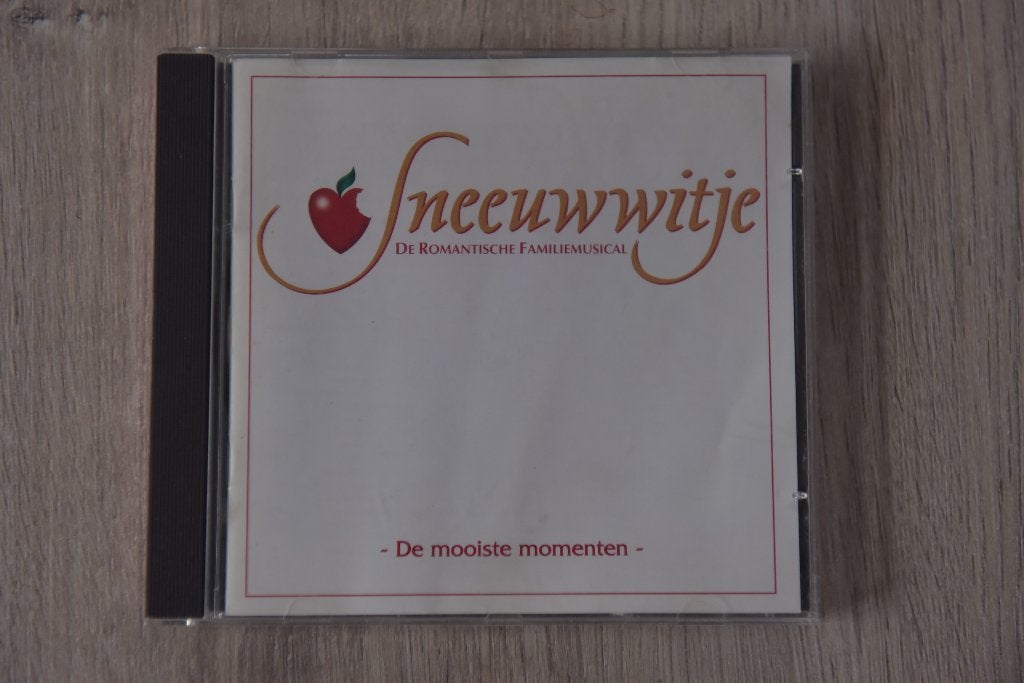 STUDIO 100 - SNEEUWWITJE DE ROMANTISCHE FAMILIEMUSICAL, Musical, Verzenden, Inclusief doosje, Zo goed als nieuw
