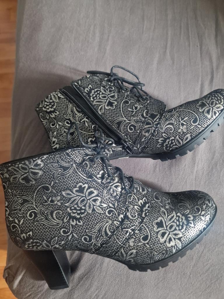 Nieuwe schoenen met print, maat 41, Ophalen of Verzenden, Nieuw, Zwart, Lage of Enkellaarzen