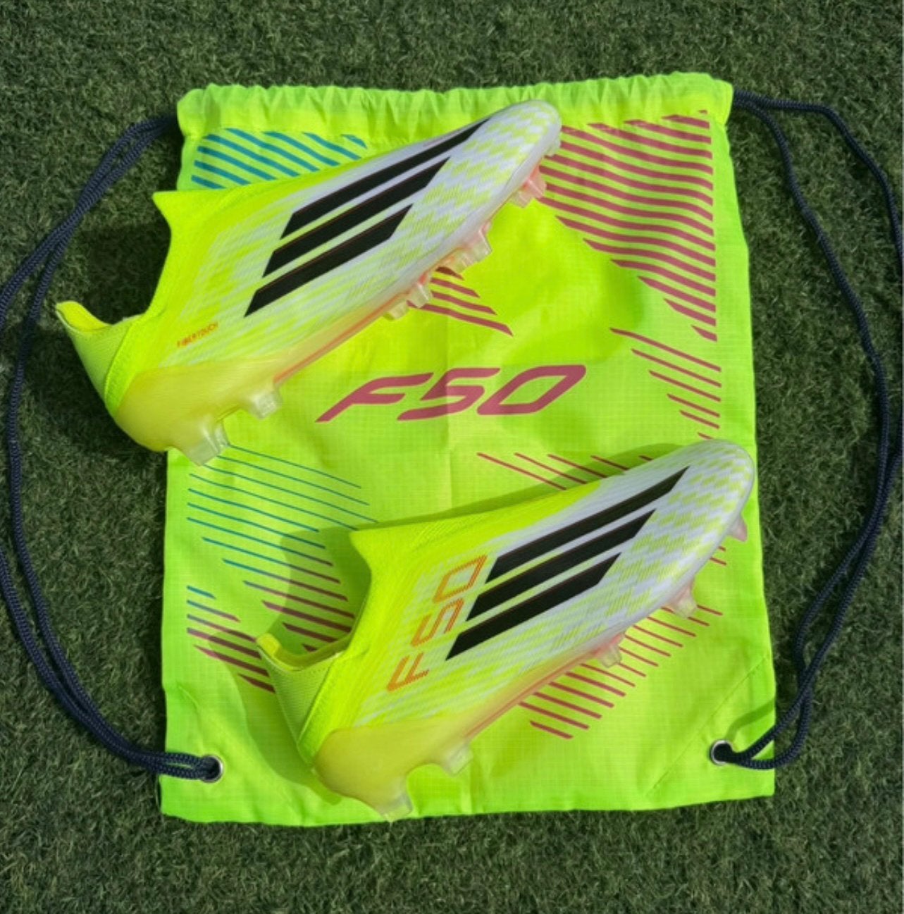 Adidas voetbalschoenen neongeel, Ophalen of Verzenden, Zo goed als nieuw, Zwart