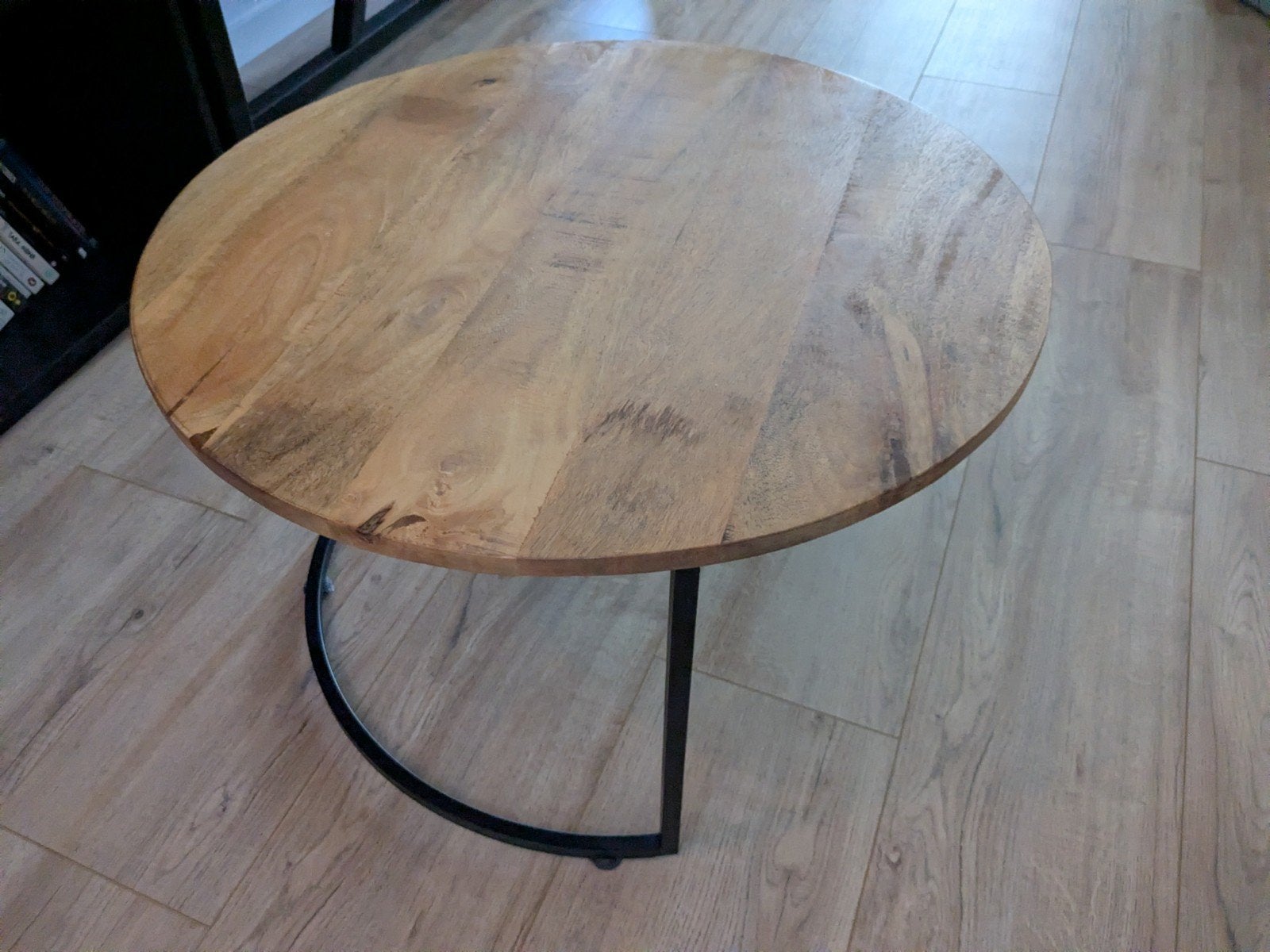Rond houten bijzettafeltje met metalen onderstel, Huis en Inrichting, Tafels | Bijzettafels, Ophalen, Rond, 55 tot 75 cm