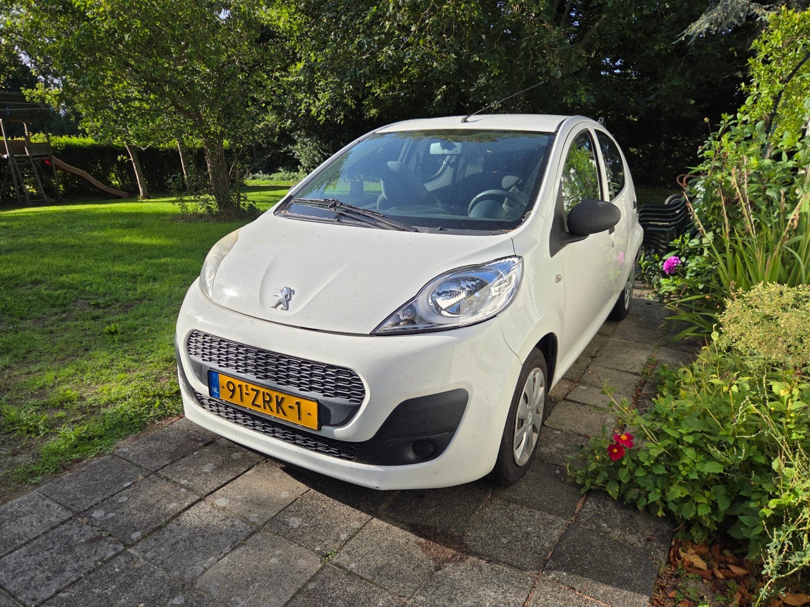 Teab Peugeot 107 met schade 1.0 12V 5DR 2013 Wit, Auto's, Peugeot, Voorwielaandrijving, 4 stoelen, Origineel Nederlands, Handgeschakeld