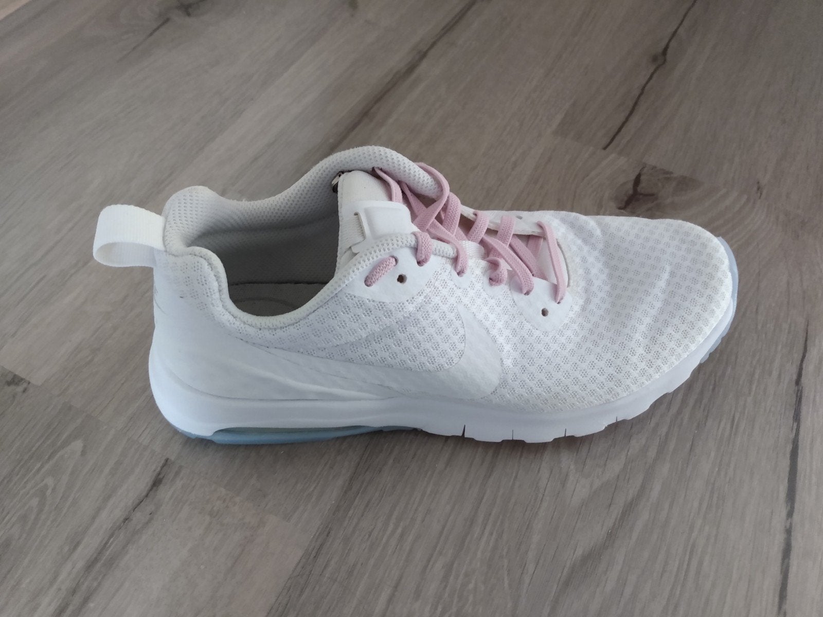 Nike air max motion Low white mt 40, Sport en Fitness, Loopsport en Atletiek, Ophalen, Hardloopschoenen, Nike