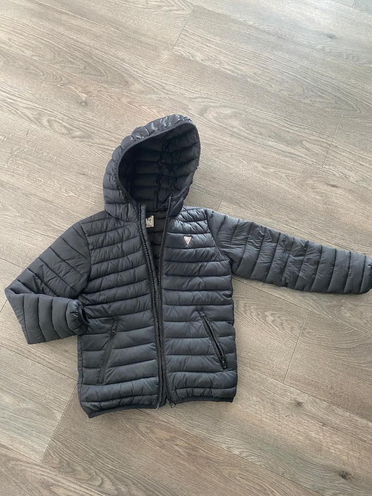 GUESS kinder winterjas zwart met capuchon – maat 8, Ophalen, Zo goed als nieuw, Overige maten