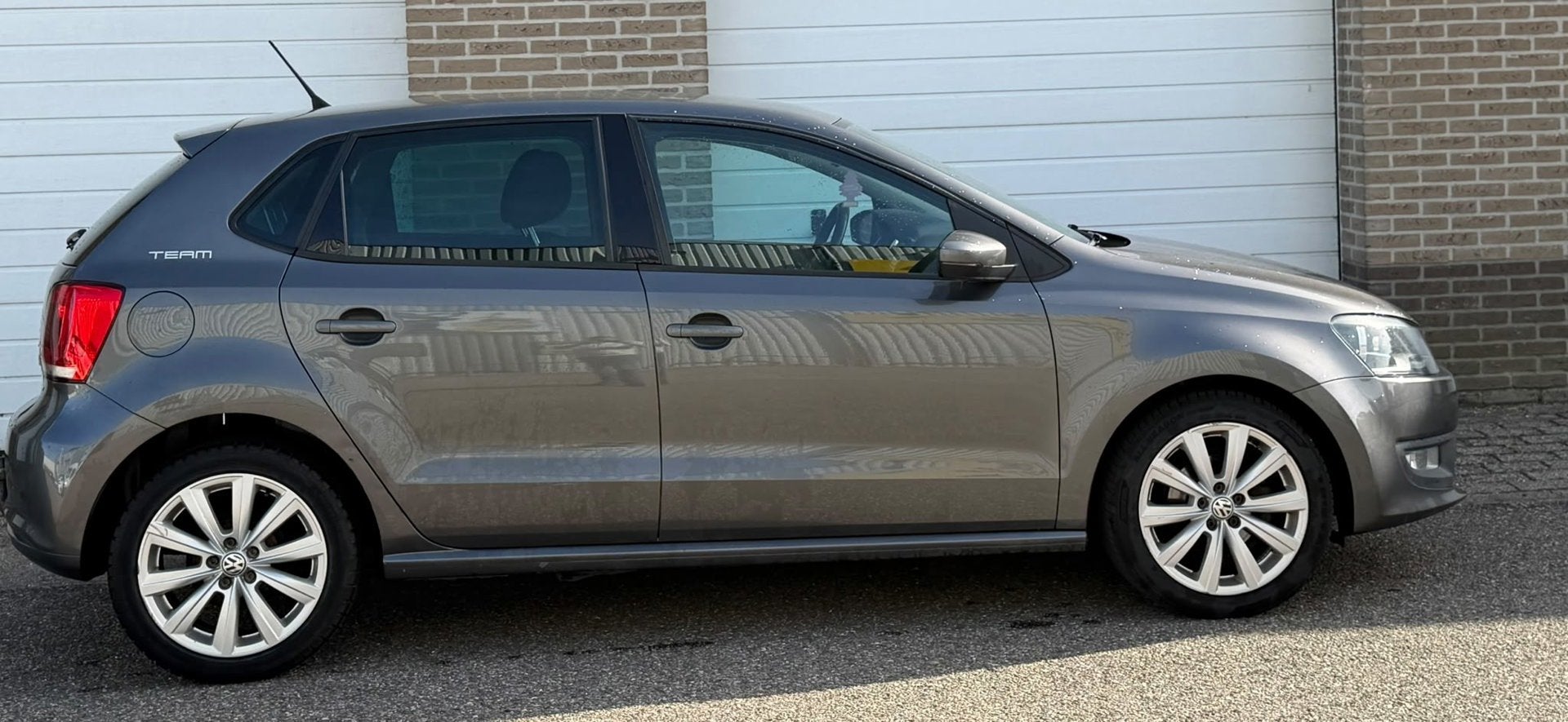Volkswagen Polo 1.4-16V TEAM| AIRCO| CRUISE | NAVI, Auto's, Voorwielaandrijving, 86 pk, Zwart, 4 cilinders